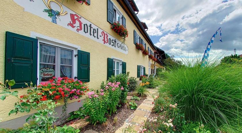 Hotel zur Post Andechs Detailansicht von Aussen mit Garten und Schriftzug