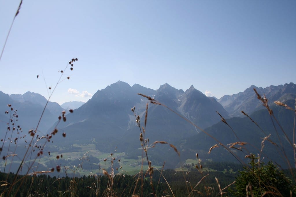  Blick auf das Tal mit Schloss Tarsap