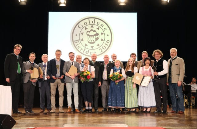alle Preisträger der goldenen Bieridee die i Rahmen der Wahl der Bayerischen bierkönigin verliehen wurde.