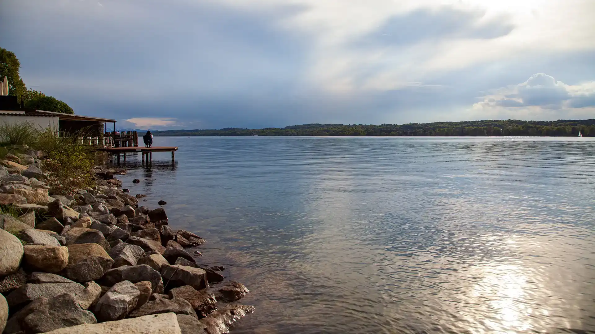 strandpromenade berg starnberger see bei sonnenuntergang