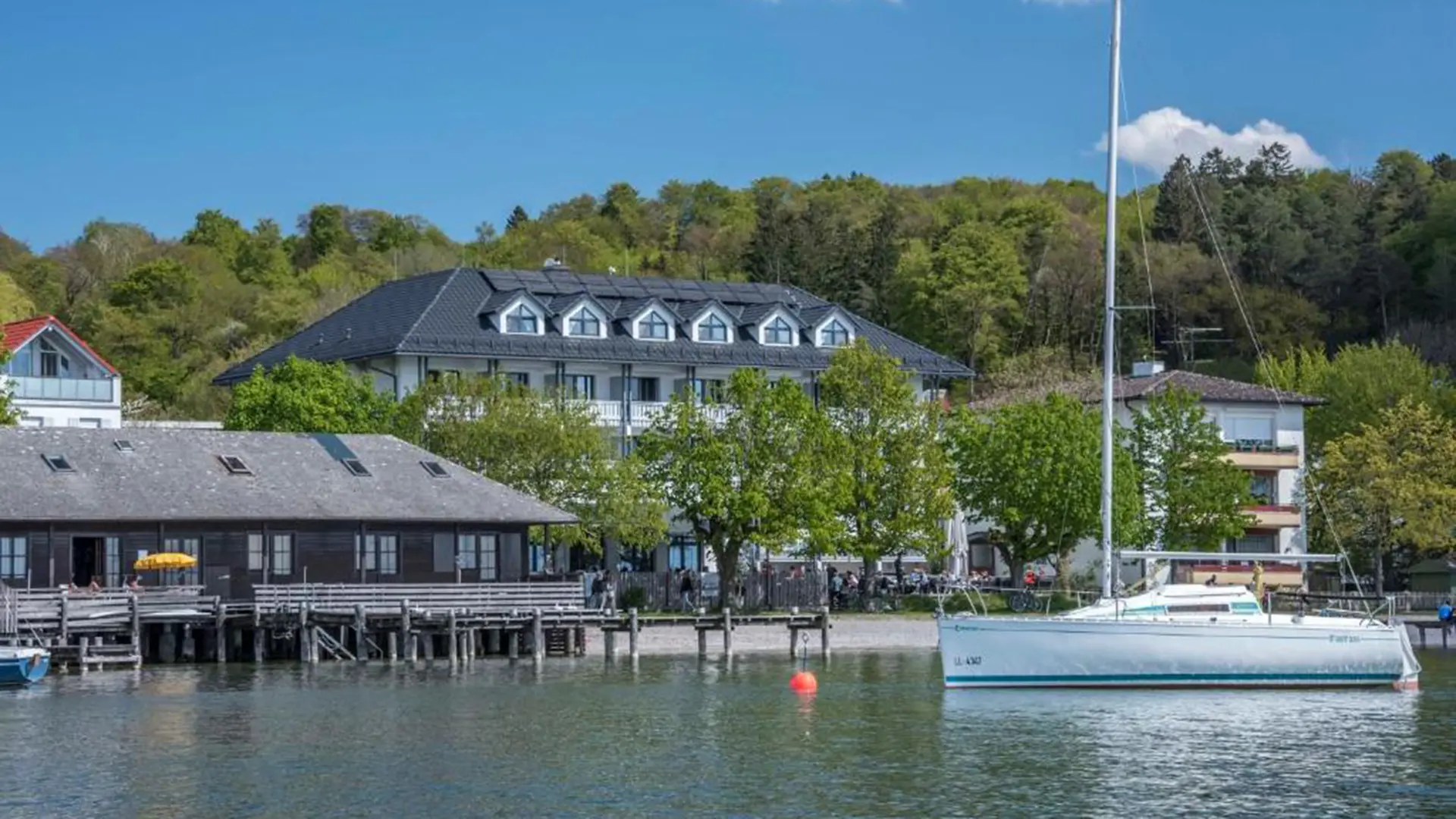 Das Ammersee Hotel mitten im Zentrum der längsten Strandpromenade Deutschlands am Ammersee.