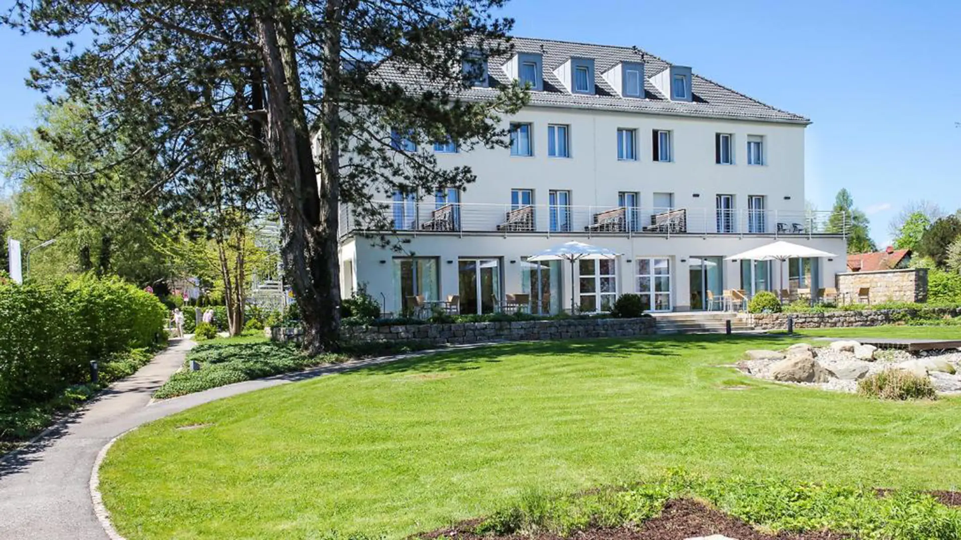 Die Lage ist top am Ammersee, die Zimmer sehr sauber. Gutes Frühstück. Das Personal sehr freundlich.
