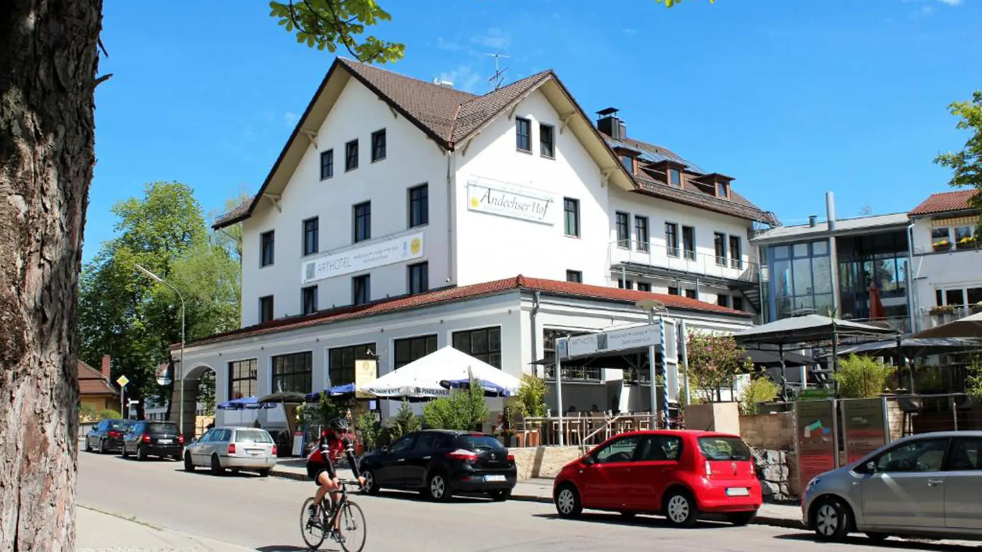 Wo Kunst auf Geschmack und Gastfreundschaft trifft. Das Arthotel in Herrsching ist nur wenige Gehminuten vom See entfernt.