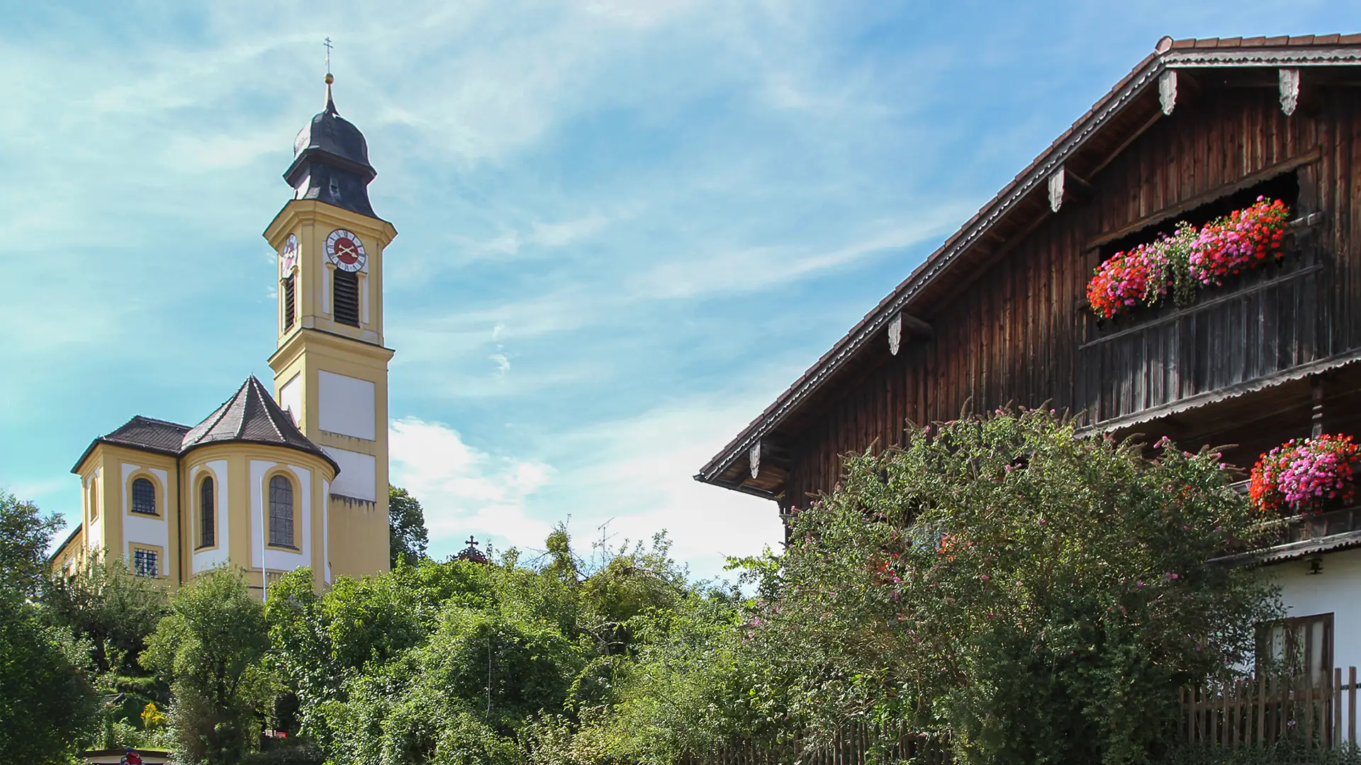 1983 zum schönsten Dorf Bayerns gekürt, verbindet Bernried jahrtausendealte Klostergeschichte mit der Legende der seligen Herluka und einem Nationalpark voller alter Baumriesen. Ein Ort, an dem Natur, Kunst (Buchheim Museum) und Spiritualität am Starnberger See zusammenfinden..