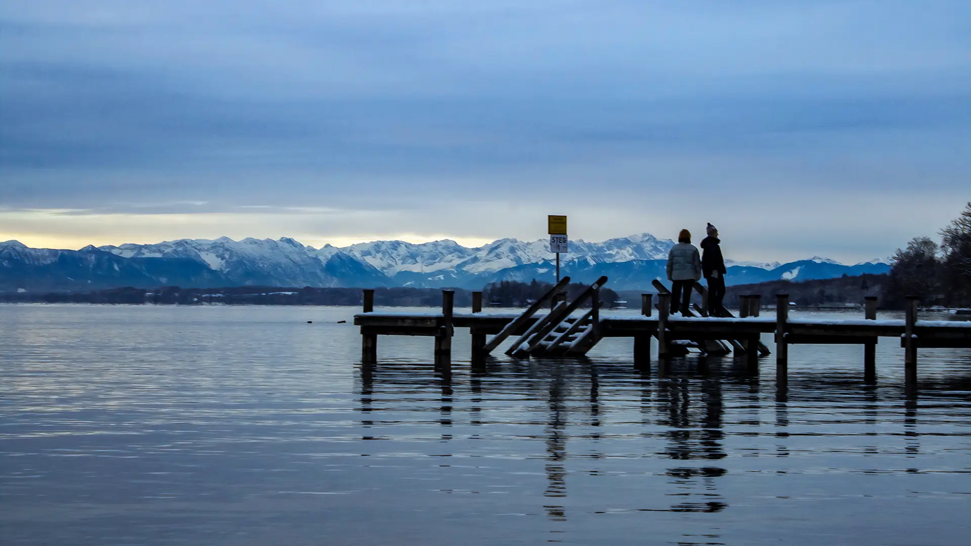 Wo König Ludwig II. seine Cousine, Kaiserin Elisabeth von Österreich ("Sisi"), auf der rosenumrankten Roseninsel traf, liegt Feldafing – die "Perle am See" des Starnberger Sees. Königliche Geschichte, ein preisgekrönter Golfplatz und jahrtausendealte Spuren aus der Jungsteinzeit treffen hier auf bayerische Naherholung.