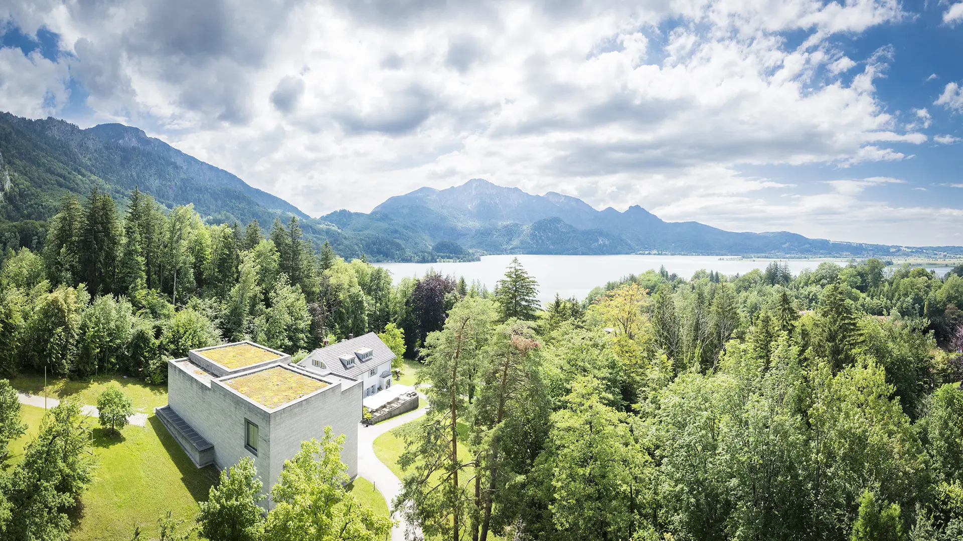 fuenfseen-franz-marc-museum-luftaufnahme-copyright-museum Wo Franz Marc seinen "Schicksalsort" fand und die Sonnenterrasse den Blick auf See und Berge mit der Kunst teilt – am schönsten von April bis Oktober, wenn auch der Skulpturenpark zum Verweilen einlädt.