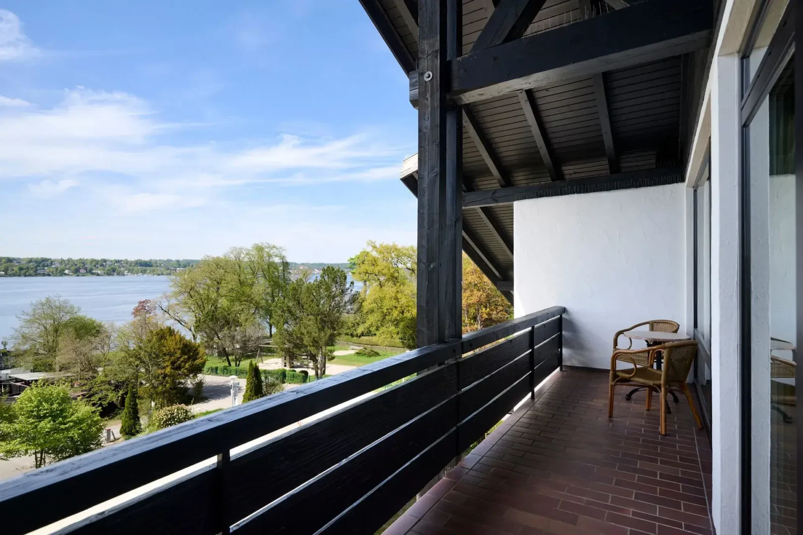 Ihr Zuhause am Starnberger SeeSie konzentrieren sich auf das Wesentliche, wir kümmern uns um den Rest!Genießen Sie direkt am Ostufer des Starnberger Sees.59 komfortable Hotelzimmer im Traumambiente Hotel Schloss Berg - Ihr Zuhause am Starnberger See