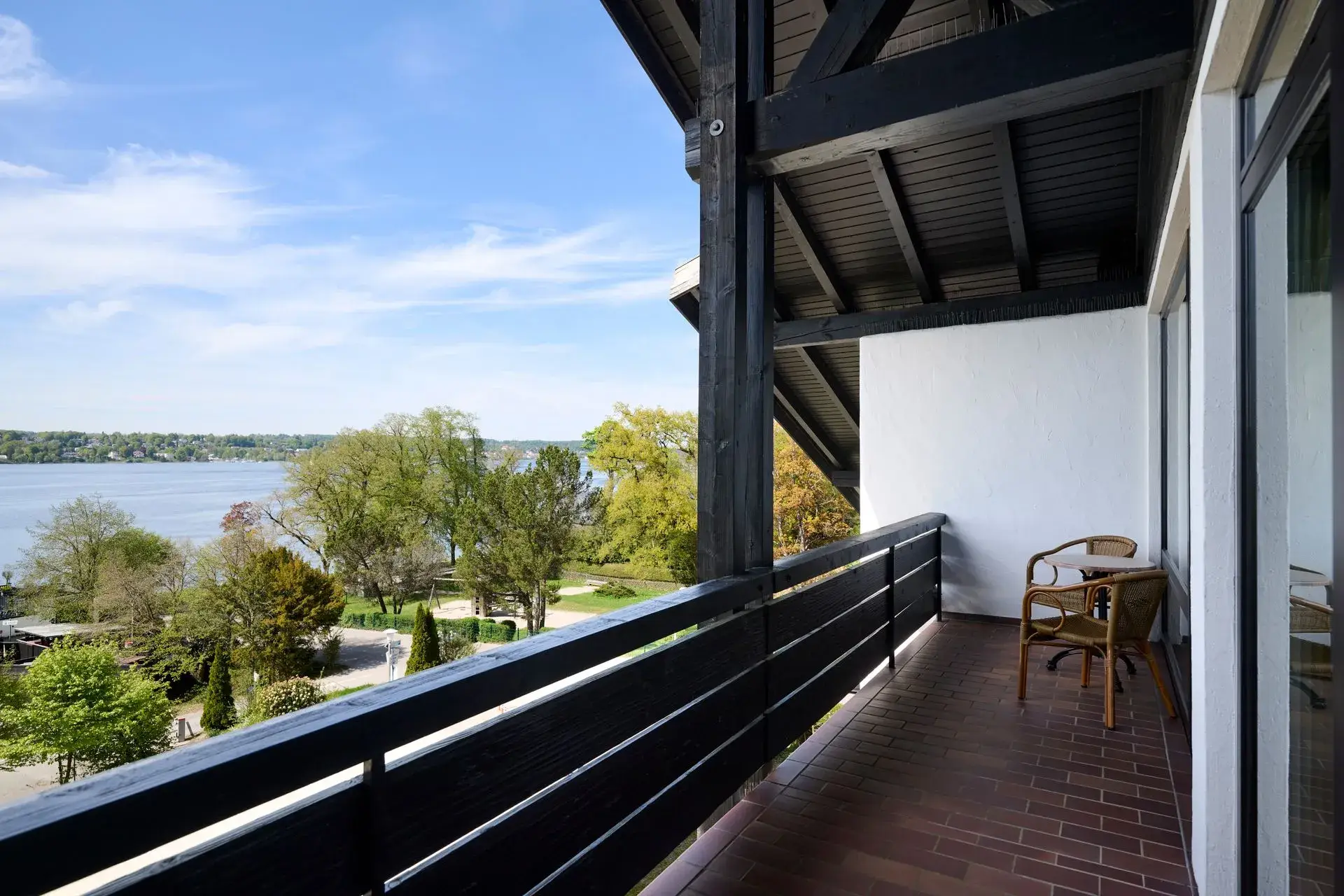 Ihr Zuhause am Starnberger SeeSie konzentrieren sich auf das Wesentliche, wir kümmern uns um den Rest!Genießen Sie direkt am Ostufer des Starnberger Sees.59 komfortable Hotelzimmer im Traumambiente Hotel Schloss Berg - Ihr Zuhause am Starnberger See