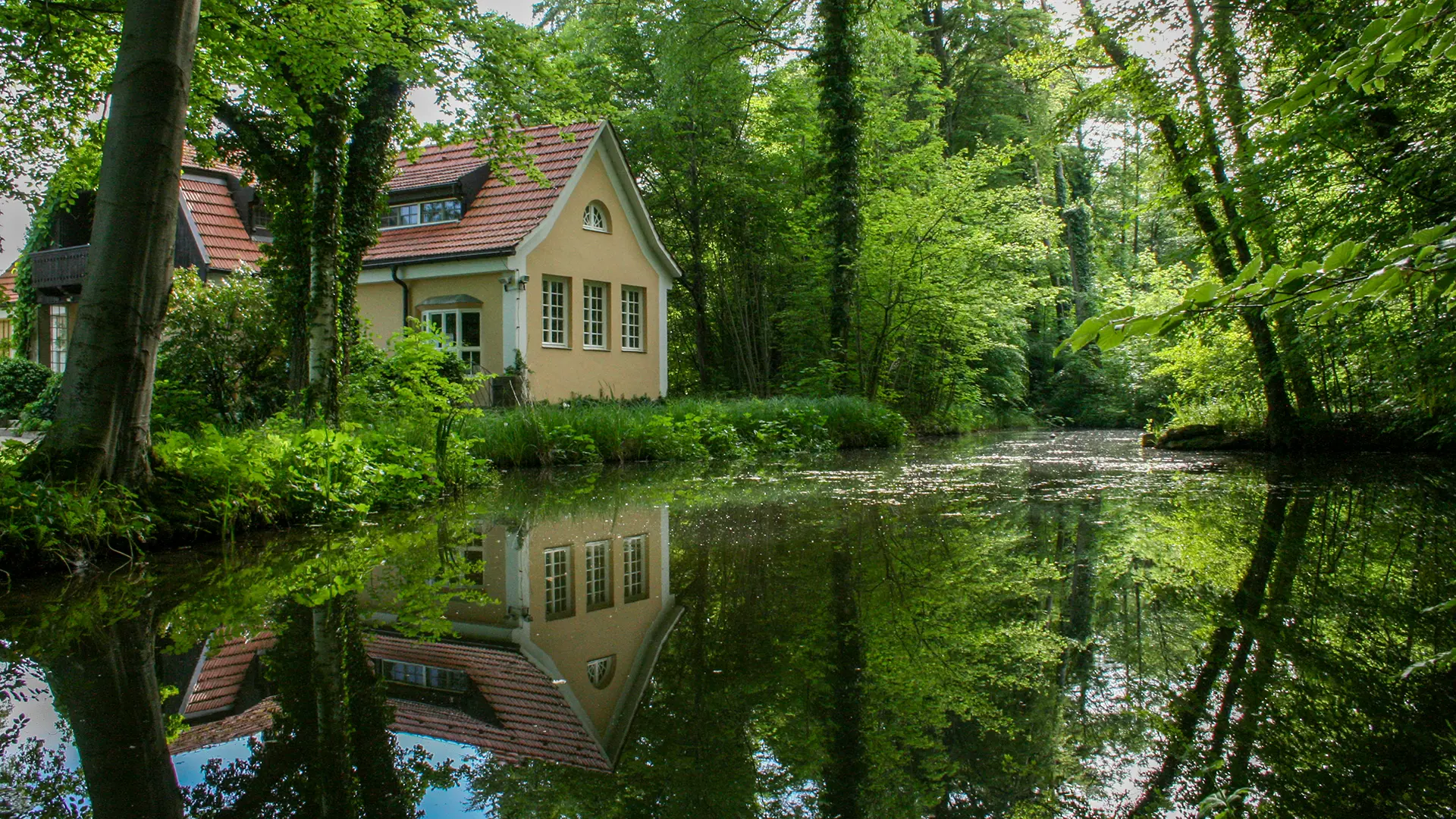 "Musst deine eigene Scholle beackern, die siebengscheiten Nachbarn lass gackern" – um 1900 traf sich hier die Künstlergemeinde "Die Scholle" zu Malimpressionen und Festen. Bis heute erinnert das Künstlerhaus Gasteiger an diese Zeit und ist beliebter Trauort am Ammerseeufer. Beste Reisezeit: ganzjährig, besonders zur Sommersaison (Seebühne, Freilufttheater)