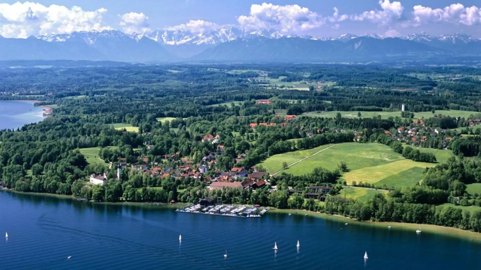 Optimale Lage direkt am Starnberger See, Restaurant Terrasse thront über dem Yachthafen, was dem See eine besondere Note gibt.