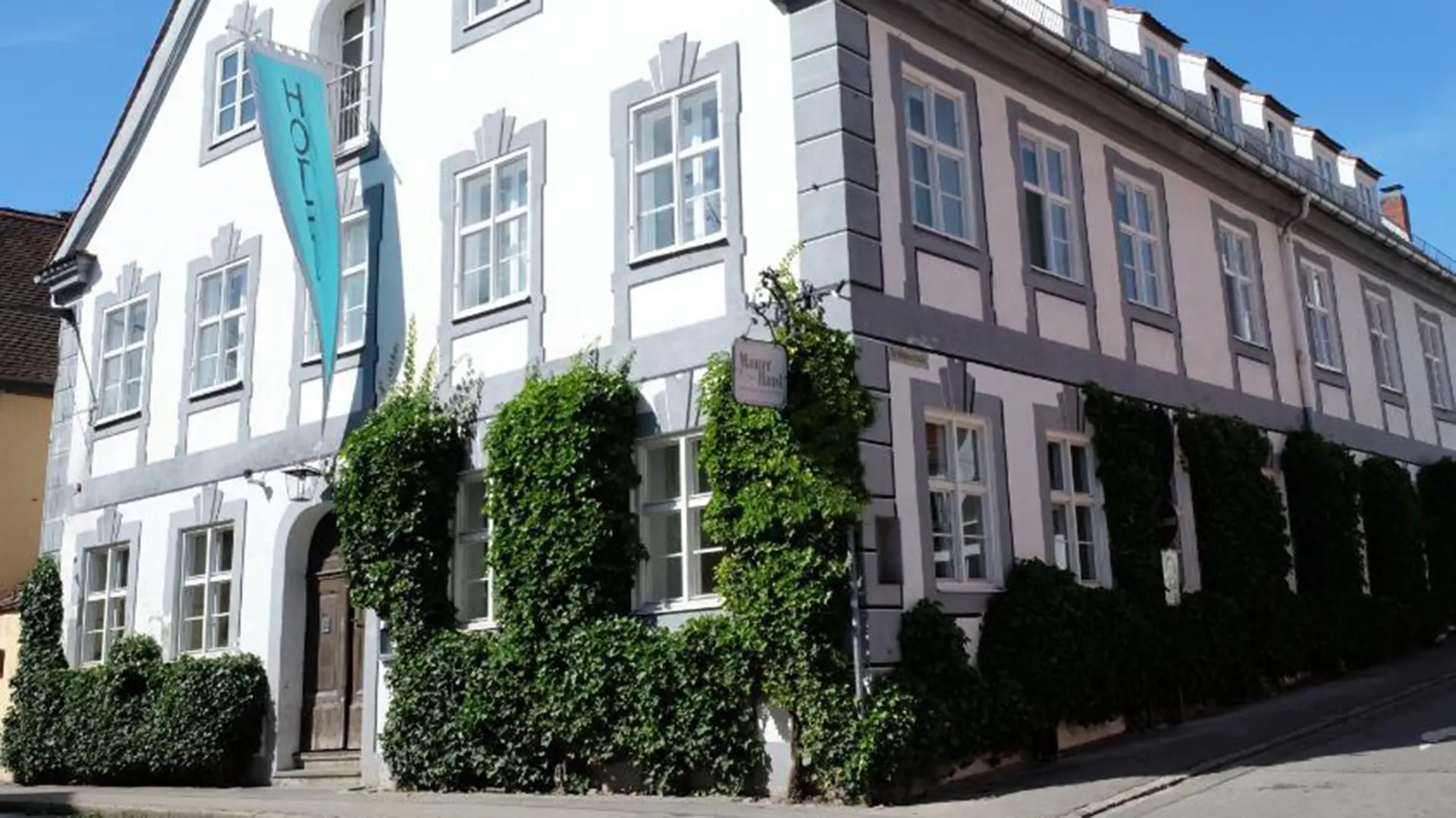 mitten im Herzen der historischen Gemäuer von Dießen am Ammersee überrascht das Hotel Maurerhansl mit stilvollen Zimmern und Suiten.