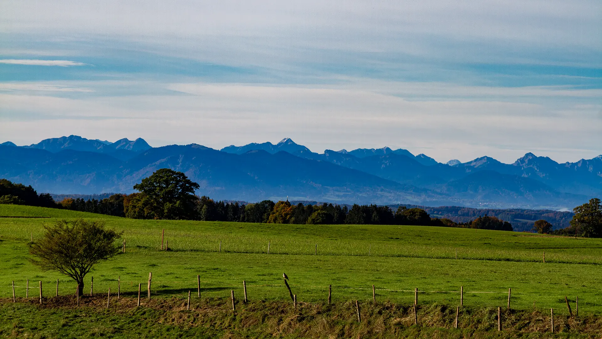 Eine Streitaxt aus der Steinzeit, Grabhügel aus der Hallstattzeit und ein Ort, der bereits 740 n. Chr. urkundlich erwähnt wurde: Münsing verbindet 6.000 Jahre Geschichte mit ländlichem Charme und dem berühmten Ochsenrennen. Beste Reisezeit: ganzjährig, Bauernhofurlaub in vielfältiger Form möglich