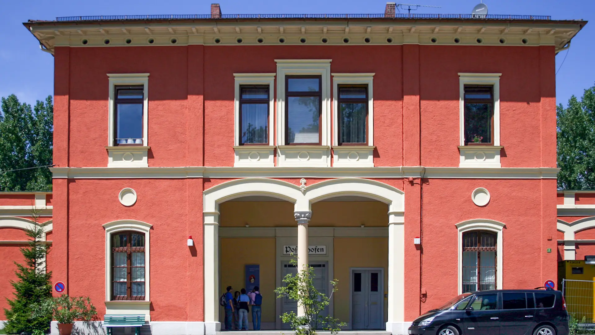 Im historischen Bahnhof, den König Ludwig II. 1865 erbauen ließ, kam Kaiserin Elisabeth erstmals 1869 in ihrem Salonwagen an – heute erzählt das Sisi-Museum in Pöcking von der Kindheit der Kaiserin am Starnberger See. Beste Reisezeit: April bis Oktober (Öffnungszeiten)