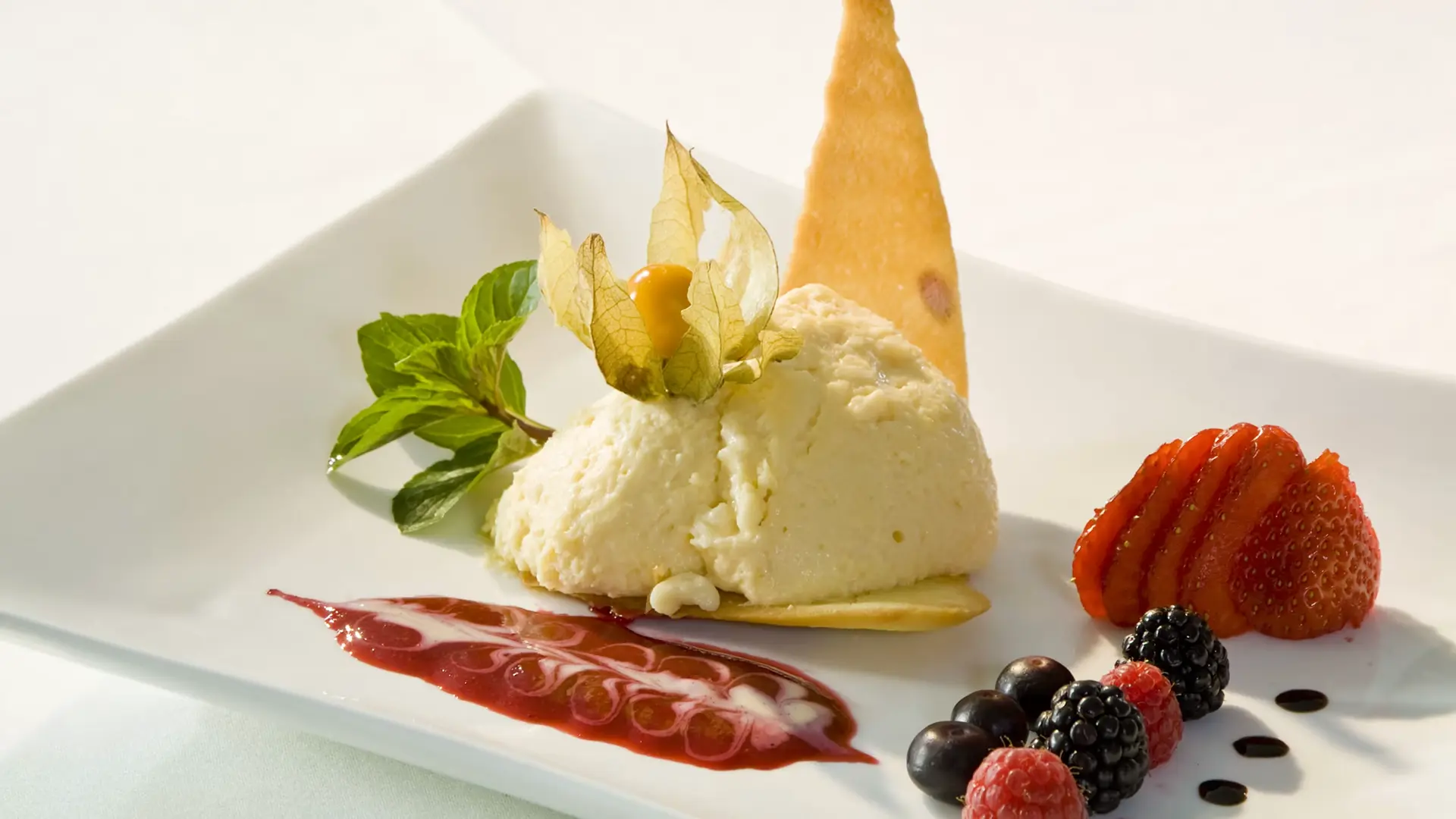 Dessert mit Quarkmousse, Physalis und Beeren im Posthotel Pöcking