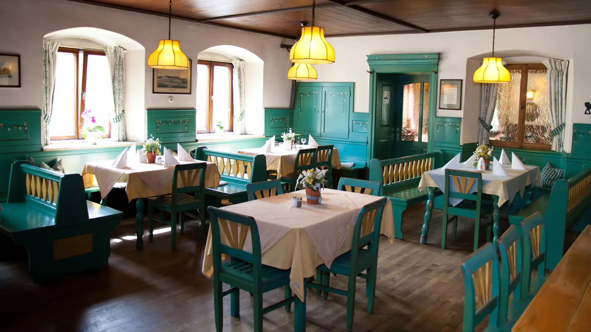 Historische Gaststube im Posthotel Pöcking mit türkisgrün gefasstem Bauernmobiliar