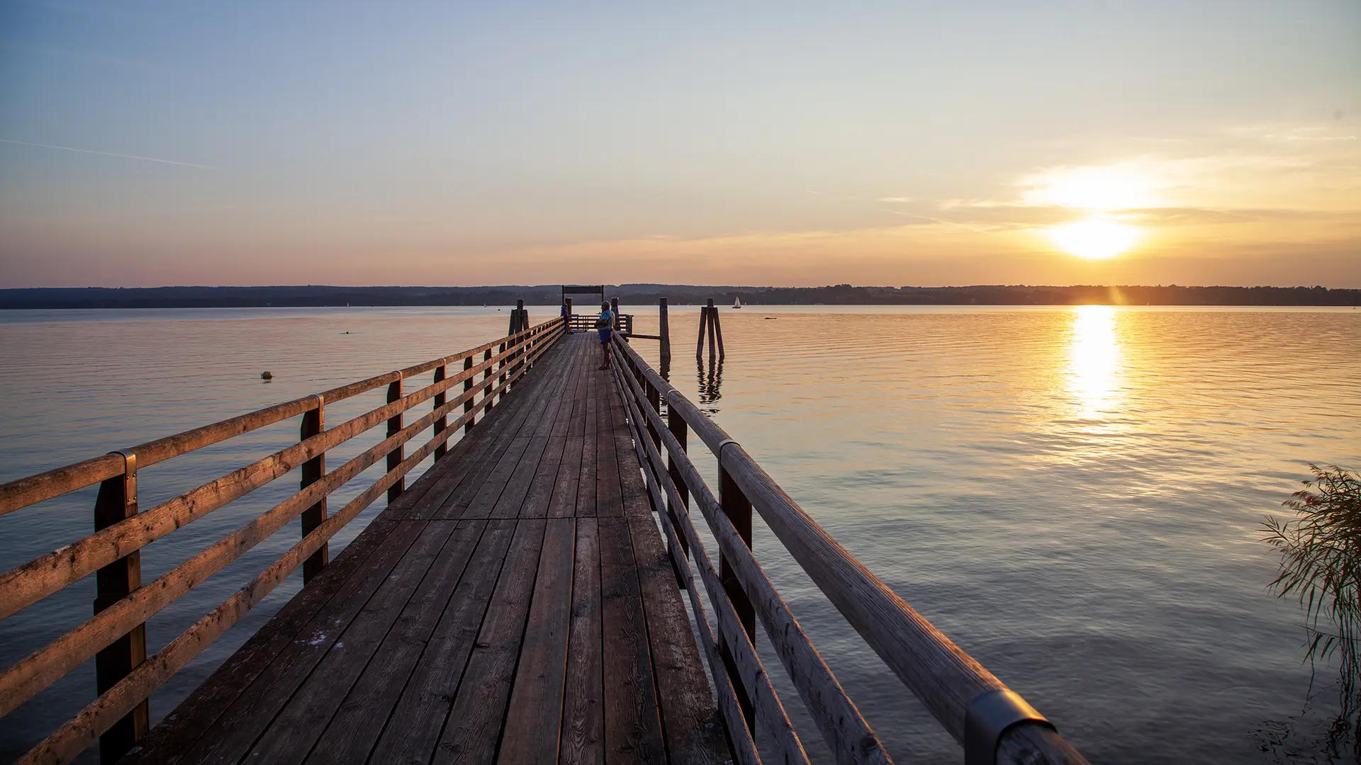 Wo Sonnenuntergänge über dem Ammersee verzaubern und eine Friedenskapelle Paraglidern den Weitblick schenkt, liegt das beschauliche Breitbrunn – mit einer Pfarrkirche aus dem 13. Jahrhundert und direktem Anschluss zum Wörthsee. Beste Reisezeit: ganzjährig, besonders reizvoll zum Sonnenuntergang