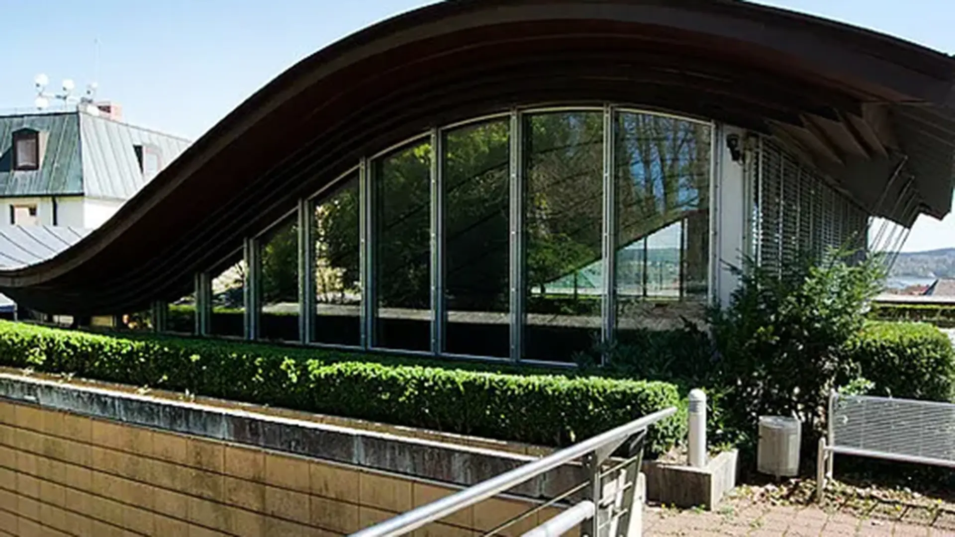 Mitten im Herzen Starnbergs finden hier große und kleine Events statt. Eingerahmt vom Schloss Starnberg thront die Schlossberghalle über der Stadt.