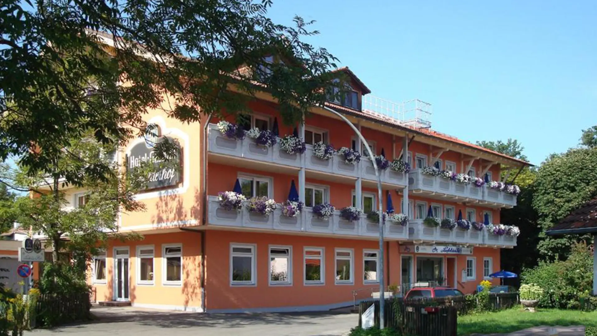 im Ortszentrum von Dießen am Ammersee, nahe den Parkanlagen zum See der ideale Ausgangspunkt für Wanderungen, Radtouren und vieles mehr
