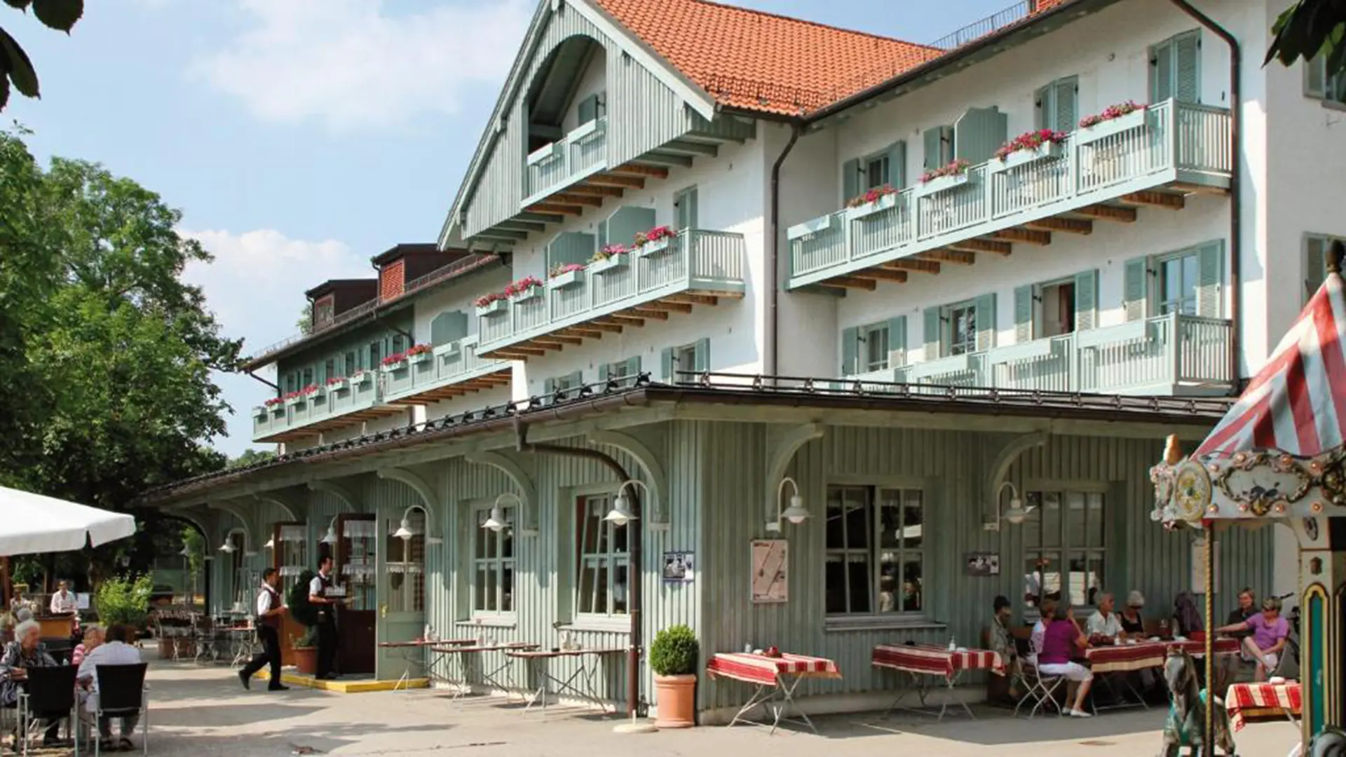 direkt am Landungssteg der Bayerischen Seenschifffahrt Ammersee. Mit Biergarten und Restaurant das ideale Domizil für viele Aktivitäten in der Fünfseenland-Region.