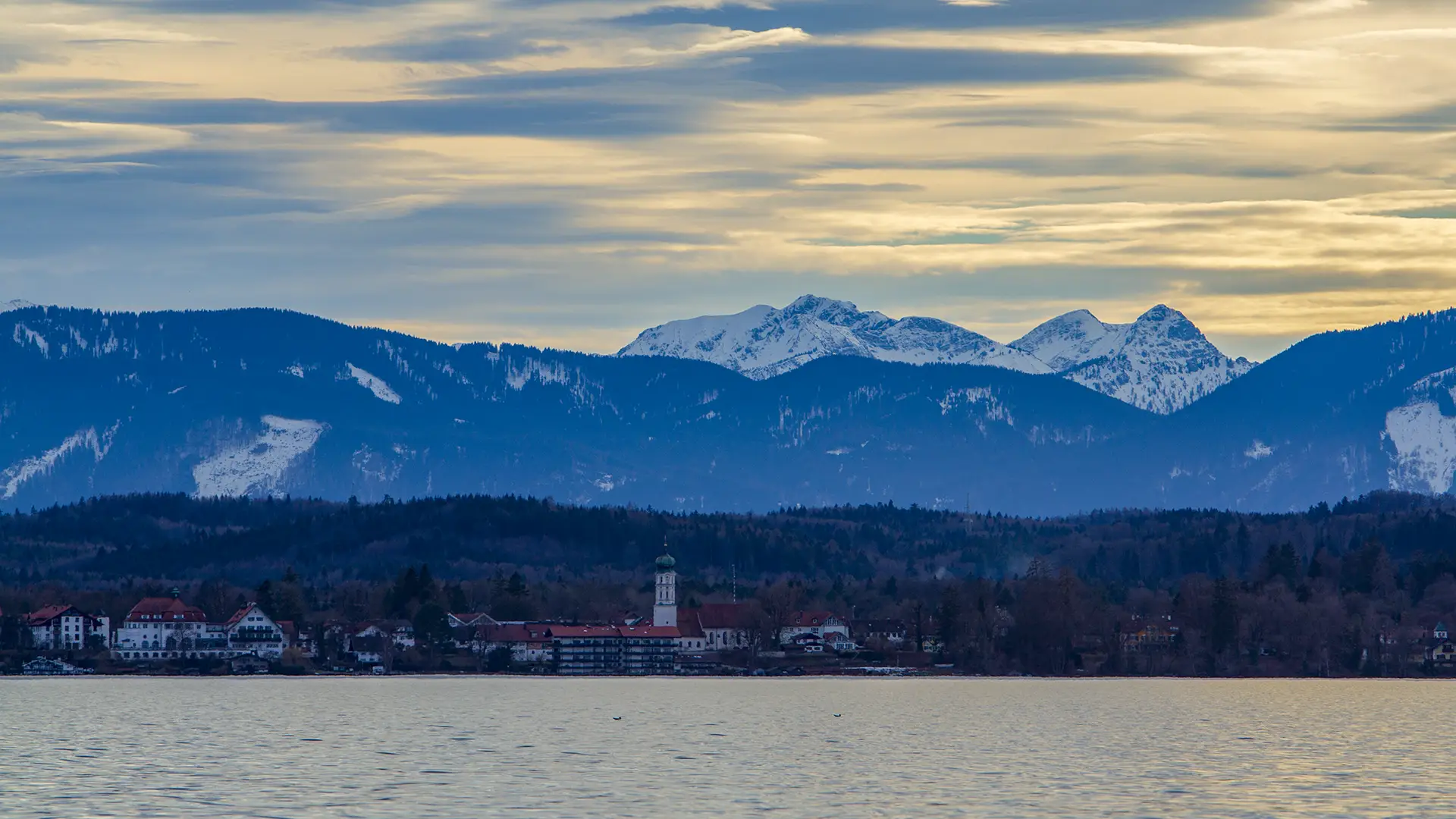 Einmal eine Wanderung rund um den Starnberger See in Bayern per Rad oder zu Fuß ist ein Kulturerlebnis.
