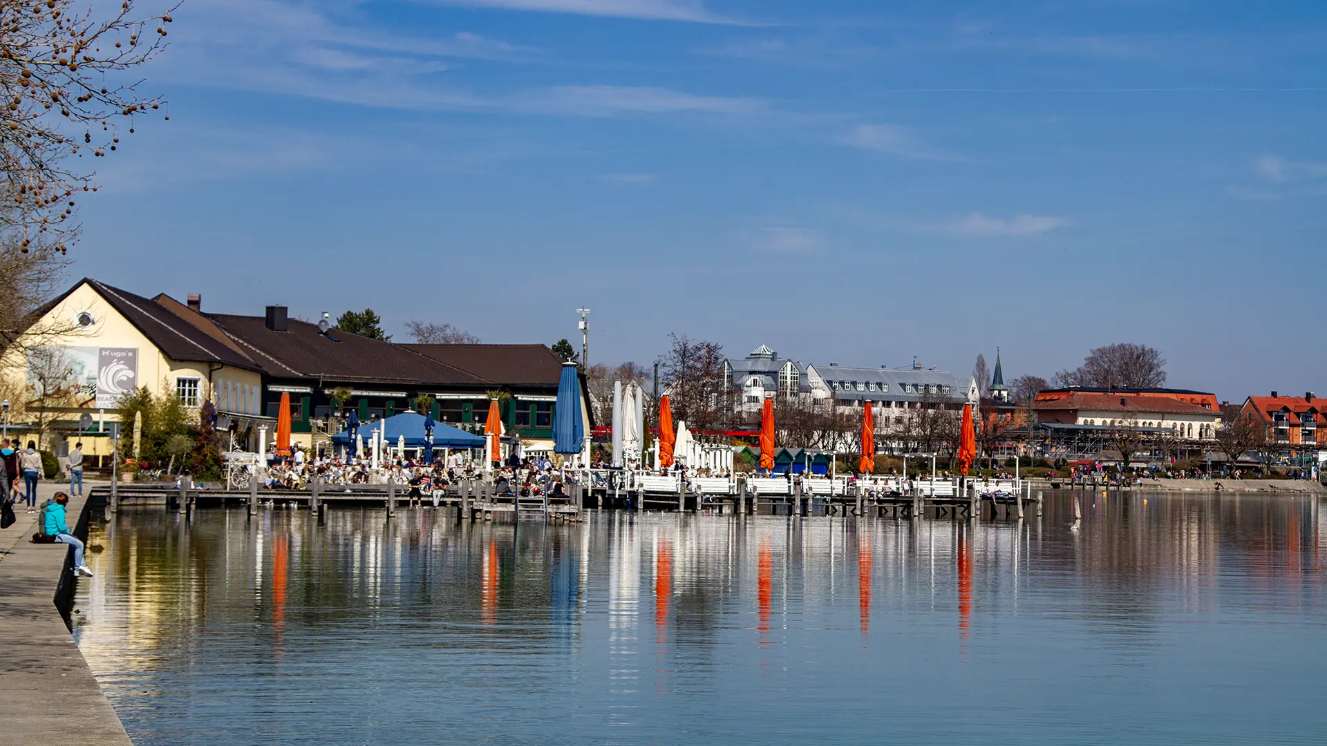 Wo seit 1905 eine Uferpromenade zum Flanieren einlädt und Villen aus vergangenen Zeiten vom alten Glanz erzählen, liegt Starnberg – das touristische Herz des Fünfseenlands. Nur 30 Minuten von München entfernt, verbindet die Stadt Seepromenade, Geschichte und bayerisches Lebensgefühl.