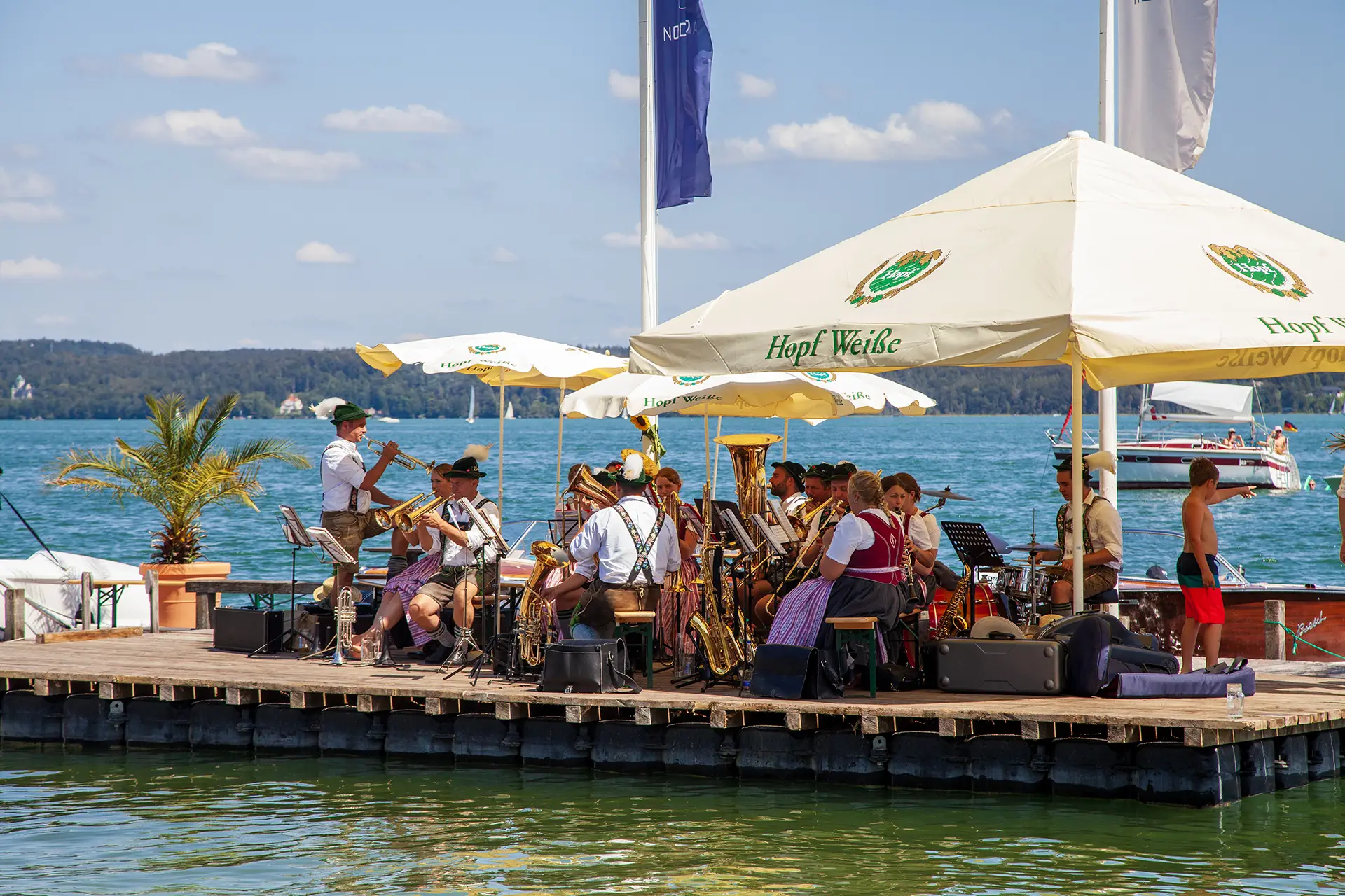 floß mit bayerischen Musikern auf dem Starnberger See im Sommer