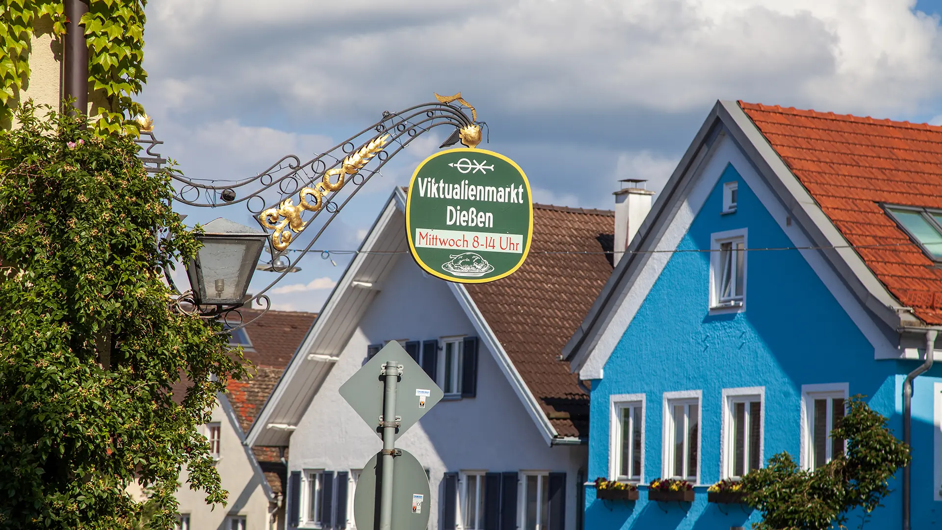 Wo einst ein Wasserfall dem Ort seinen Namen gab und Maler wie Spitzweg, Leibl und Fritz Winter ihre Inspiration fanden, liegt Dießen am Ammersee – mit einer der schönsten Barockkirchen Bayerns, dem Marienmünster. Ein Ort, an dem 1.200 Jahre Geschichte auf lebendige Künstlertradition treffen.