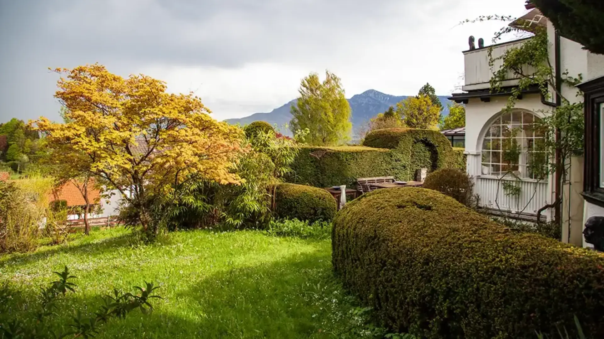 Garten im Galerie und Art-Hotel am Eichholz Murnau im Herbst