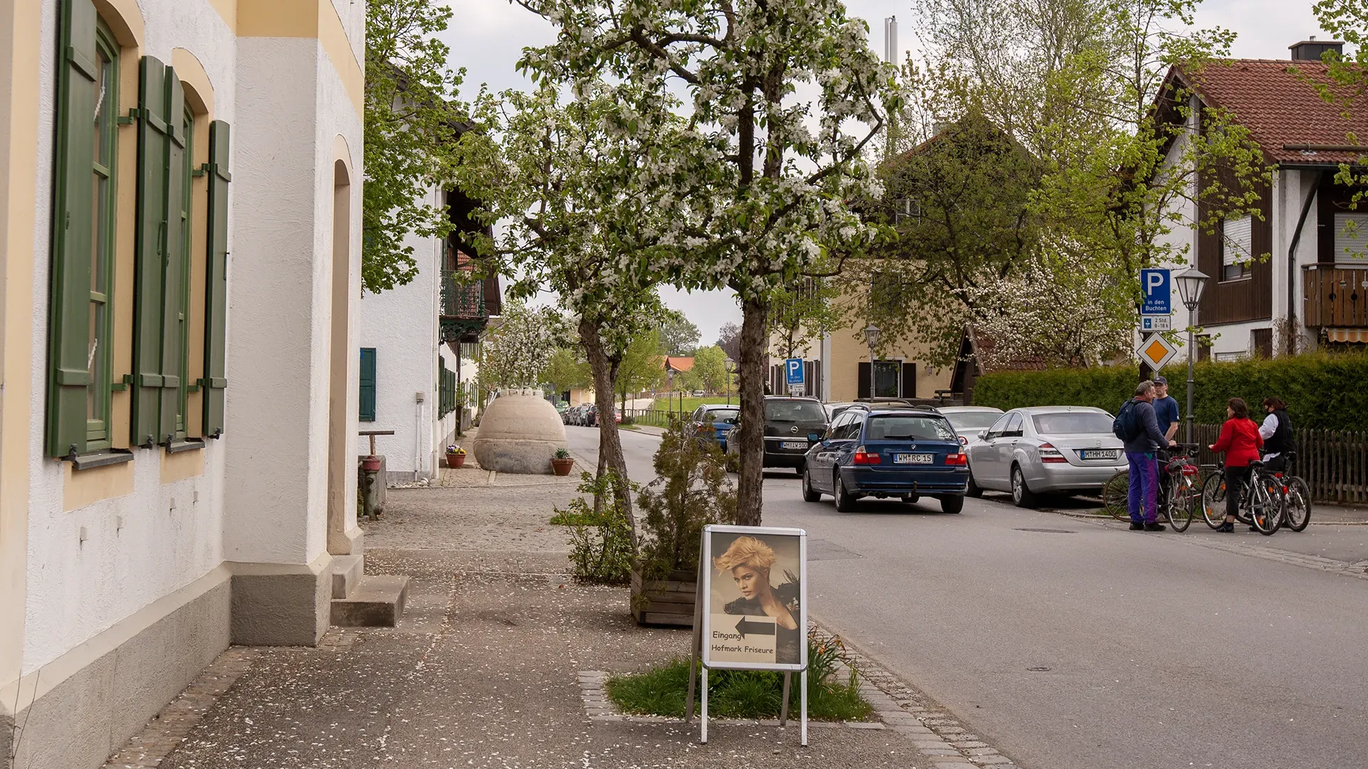Seit dem 12. Jahrhundert urkundlich erwähnt und heute Ausgangspunkt für die schönste Naturkulisse Oberbayerns: Iffeldorf liegt direkt am Rande der Osterseen und verbindet Feriengemeinde-Charme mit jahrhundertealter Geschichte.