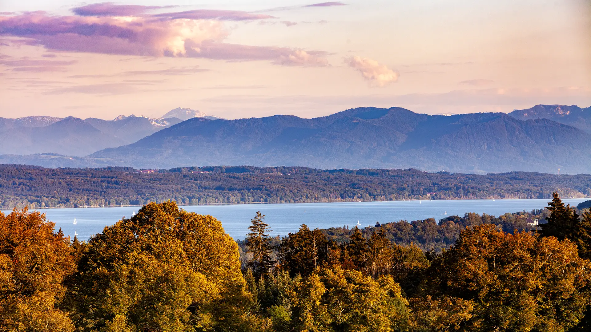 Blick von der Ilkahöhe bei Tutzing im Herbst über den Starnberger See zu den verschneiten Alpengipfeln