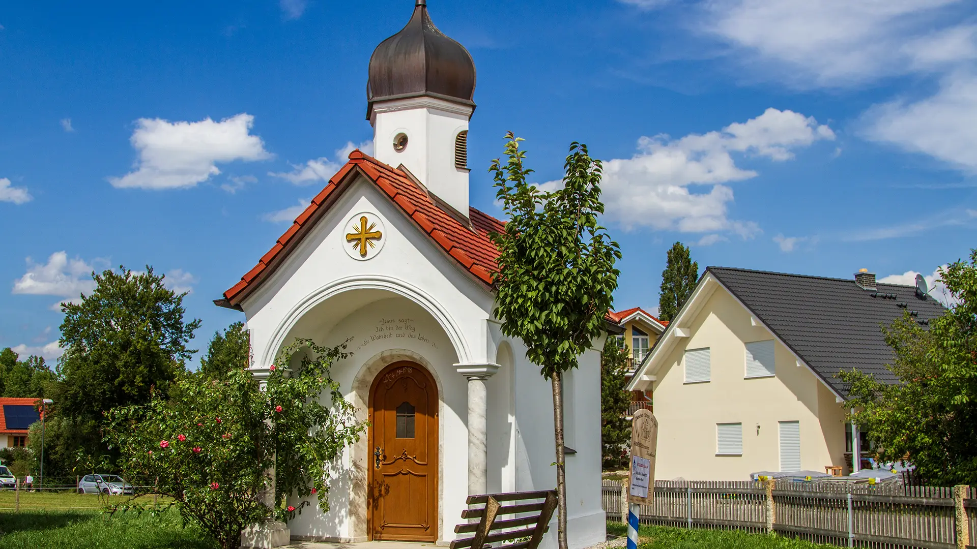 fuenfseen-kapelle-diessen-c-birgitmwidmann kapelle diessen dettenschwang bei weiß blauem himmel.