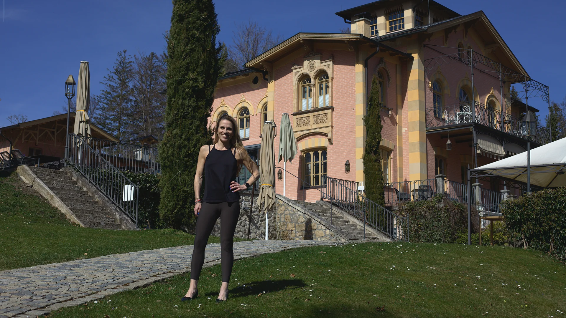 Katja Lindo-Rover vor der historischen Villa der LA VILLA Eventlocation in Niederpöcking am Starnberger See