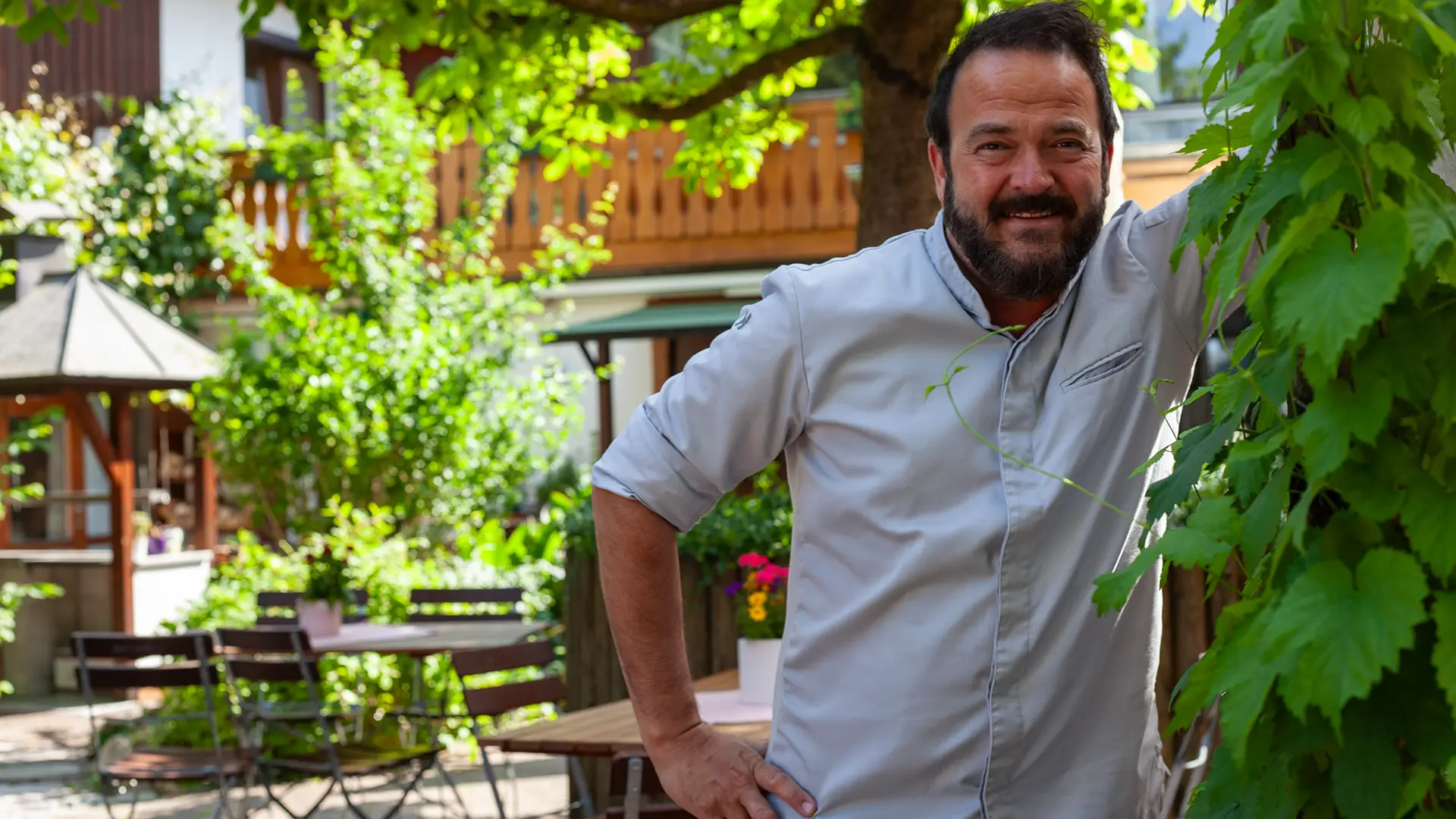 Andreas Hipp, Geschäftsführer Landhotel zur Alten Post Hofstetten in weißem Hemd vor Biergarten