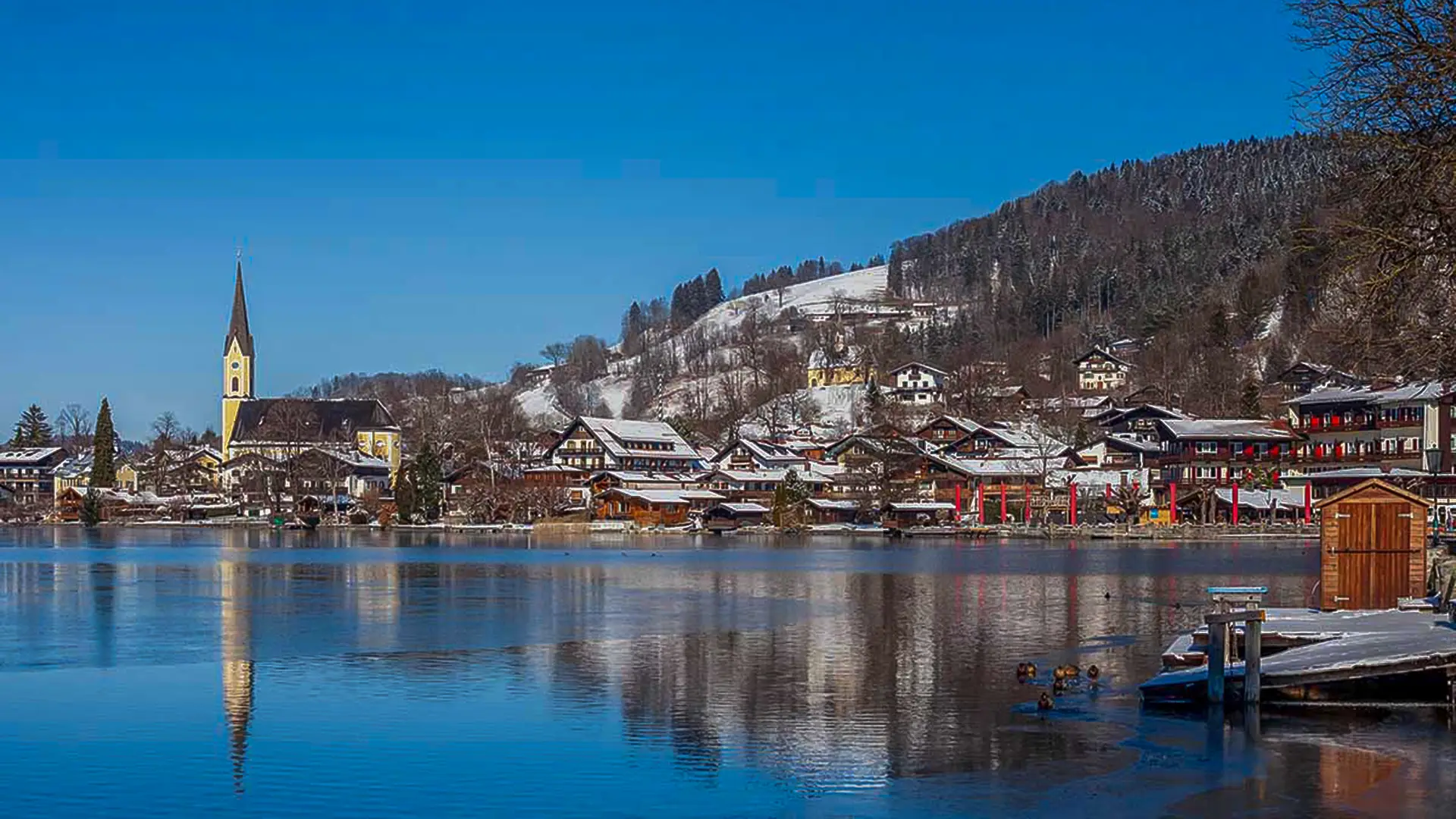 schliersee im winter mit tiefblauem Himmel, schneebedeckten Hügeln und gefrorerem See, copyright Birgit M. widmann