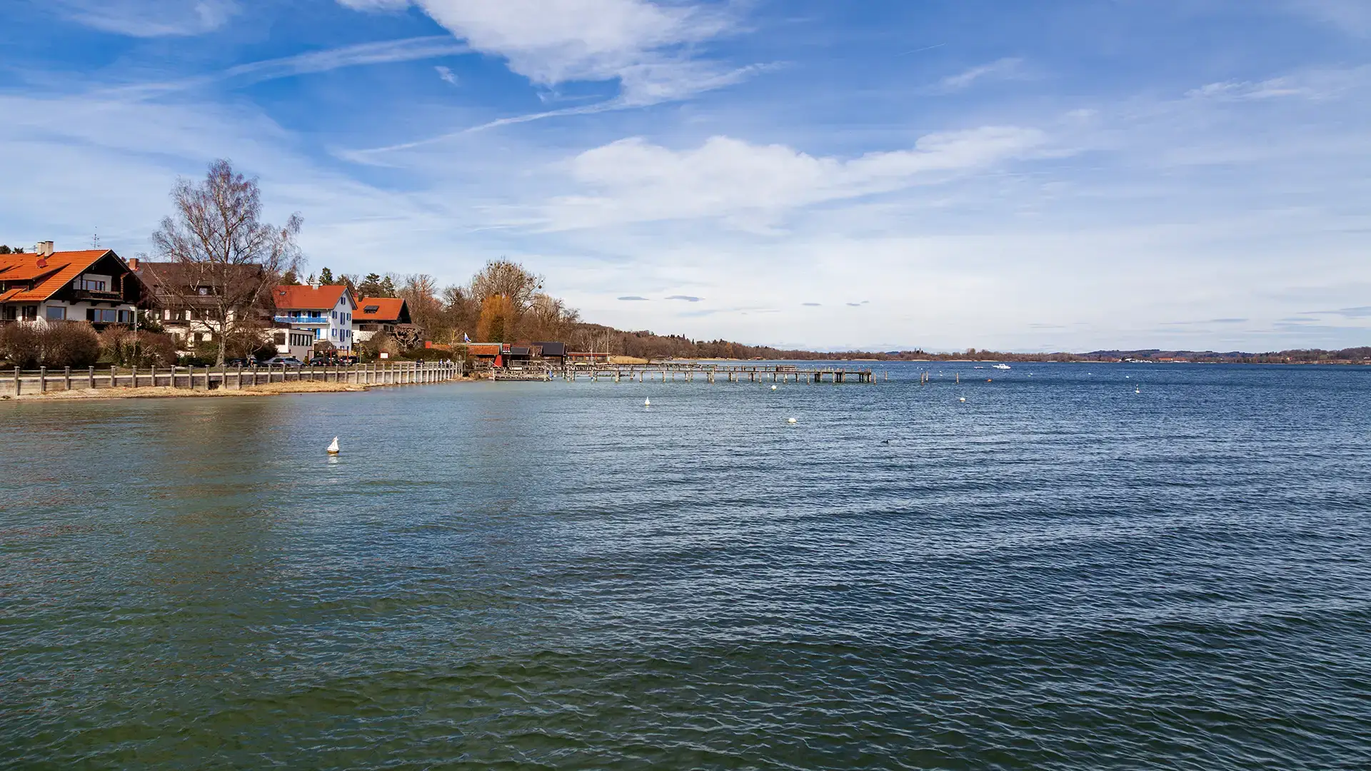 Wo sich einst der Maler Wilhelm Leibl unglücklich verliebte und einen ganzen Künstlerkreis begründete, liegt heute der Luftkurort Schondorf – mit traumhaftem Blick auf Kloster Andechs und die Alpen. Ein Ort, an dem Kunst, Geschichte und Ammersee-Idylle bis heute zusammenfließen. Beste Reisezeit: ganzjährig.