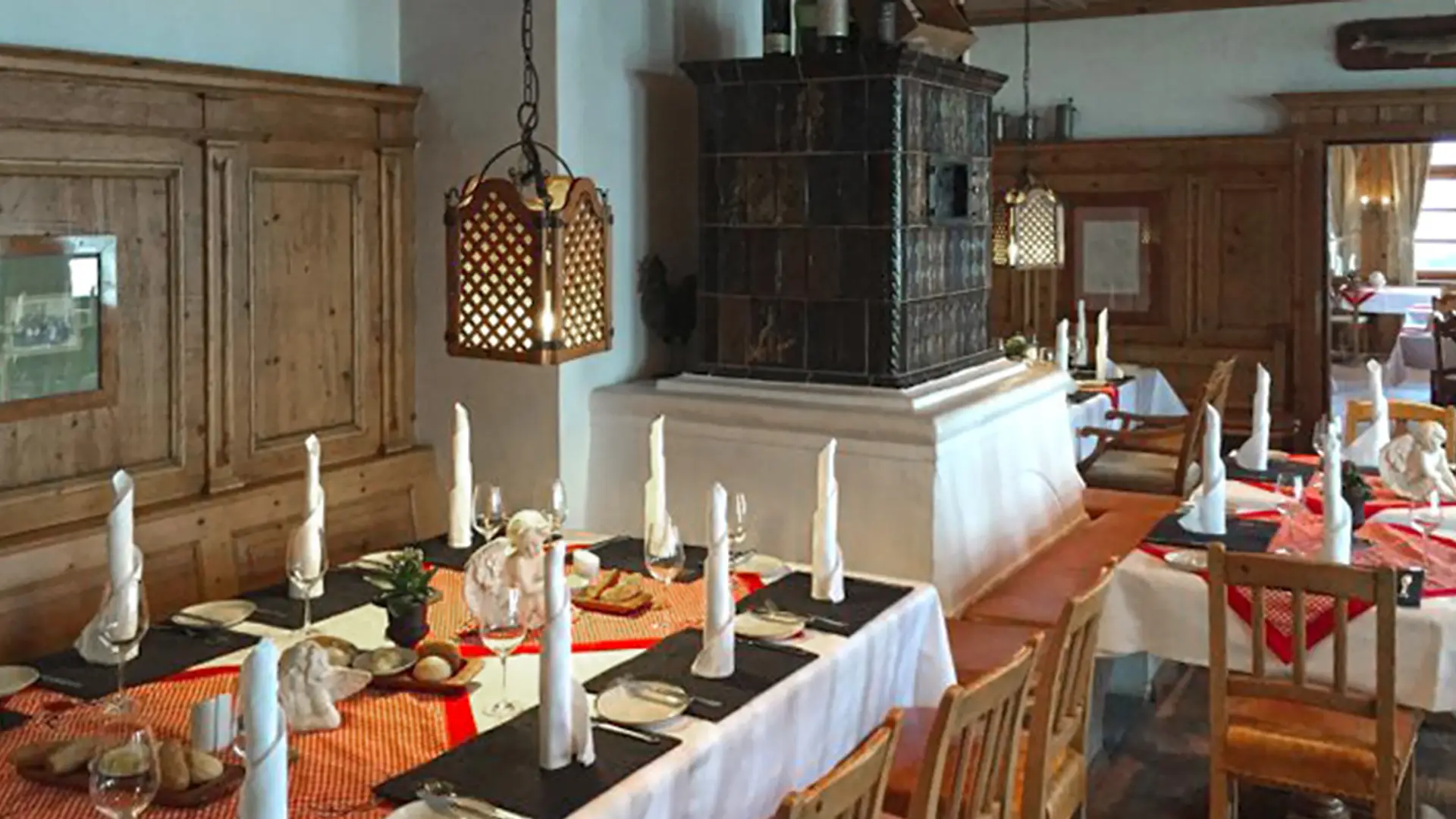 Fischerstüberl im Seehaus Schreyegg am Ammersee mit altem Kachelofen und Holzvertäfelung