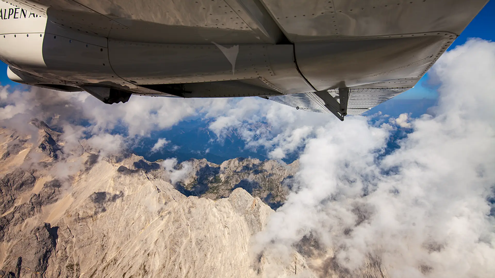 alpen air über der Zugspitze mit wolken