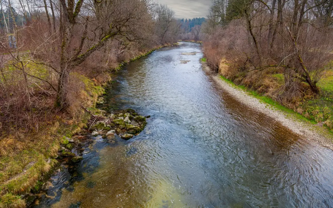 Ammer Fluß im Herbst in Oberbayern mit herbstlichen Bäumen umrandet
