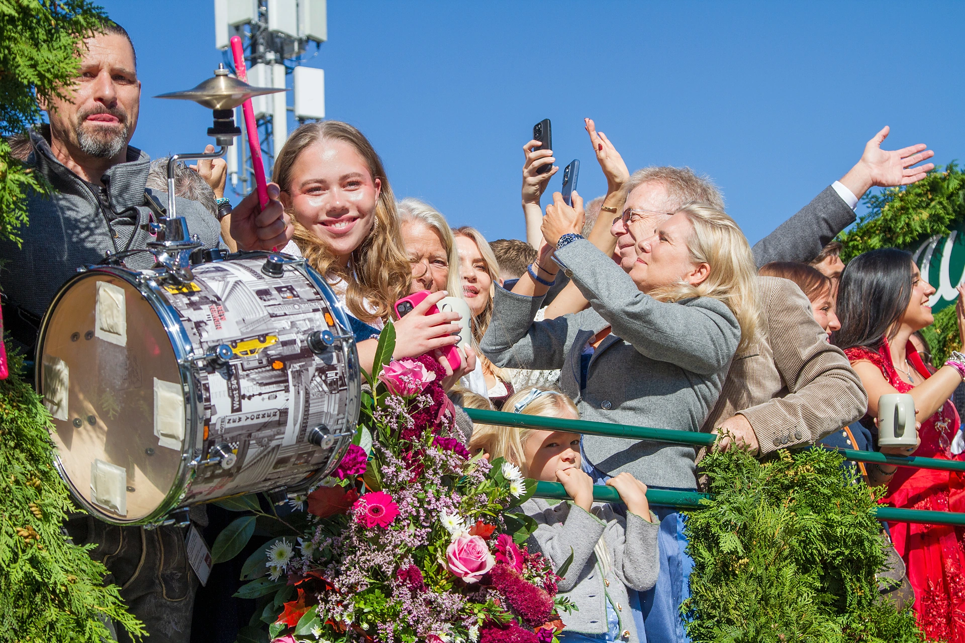 Ein Trommler steht neben dem Festwagen der Käfer Wiesn-Schänke, junge Frauen winken vom Wagen ins Publikum, Einzug der Festwirte auf dem Oktoberfest München