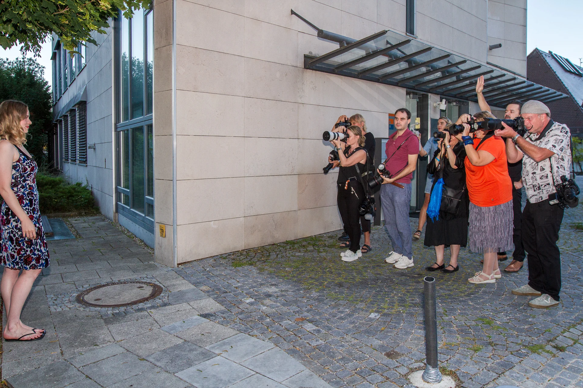 Luna Wedler steht Pressefotografinnen und Pressefotografen vor der Schlossberghalle Starnberg gegenüber