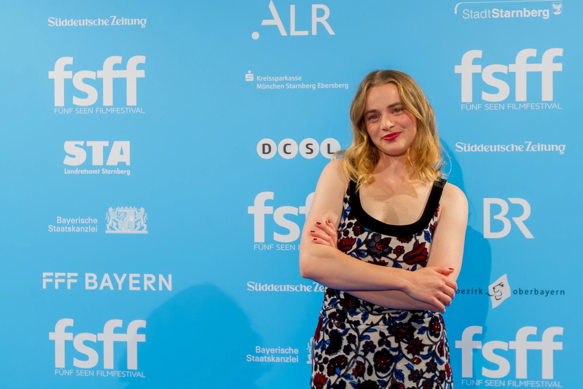 Schauspielerin Luna Wedler mit verschränkten Armen vor der Sponsorenwand des Fünf Seen Filmfestivals in Starnberg