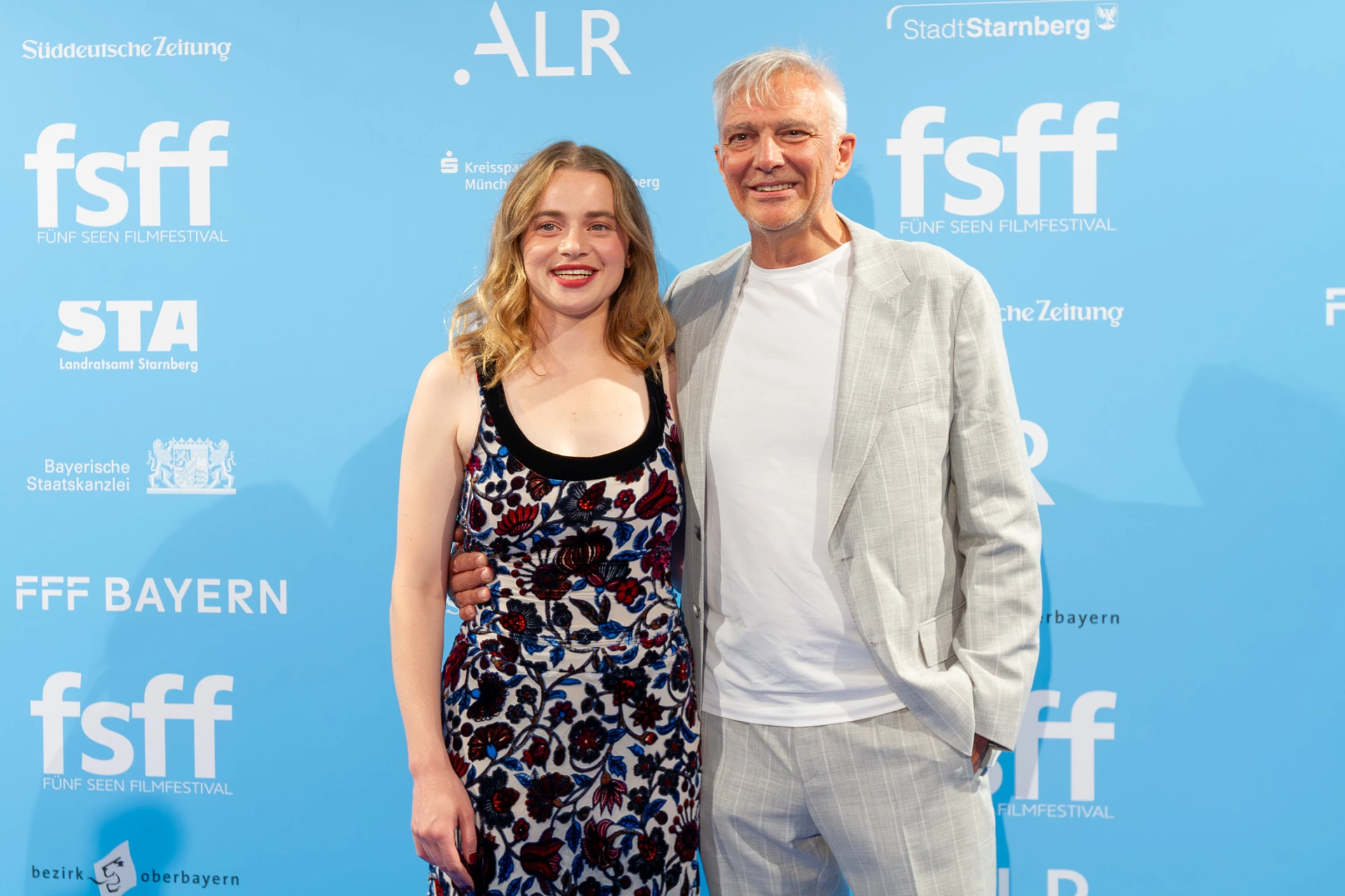 Luna Wedler und Festivalleiter Matthias Helwig vor der Fotowand des Fünf Seen Filmfestivals in Starnberg