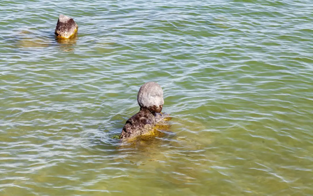 steinskulpturen im Wasswer in Schondorf am Ammersee.