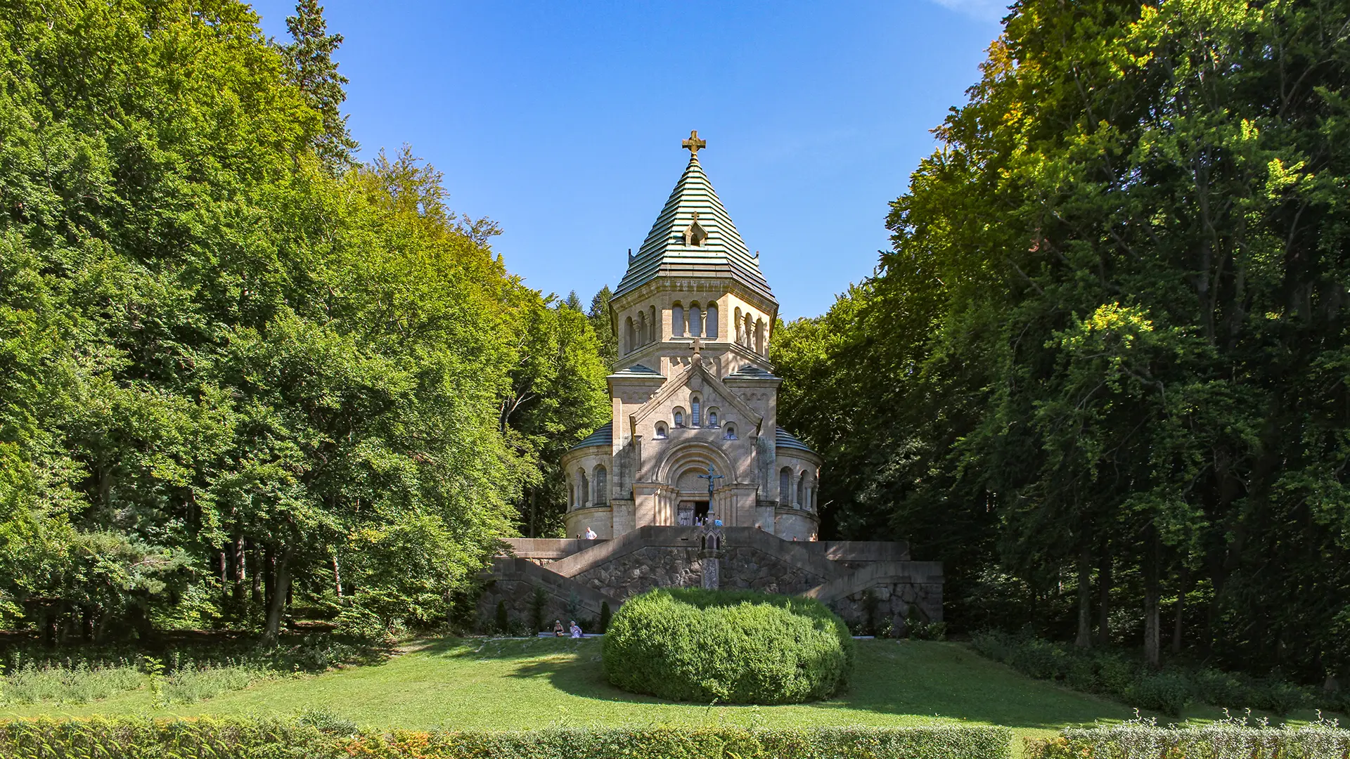 Blick auf die Votivkapelle Berg vom Starnberger See aus. Grüne Bäume im Sommer.