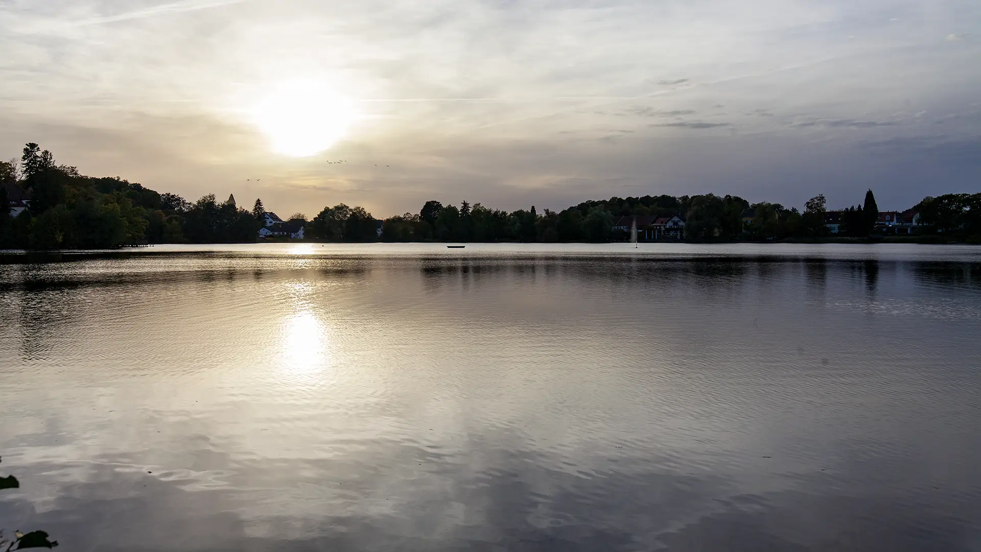 Sonnenuntergang über dem Wesslinger See mit Blick auf das Seeufer