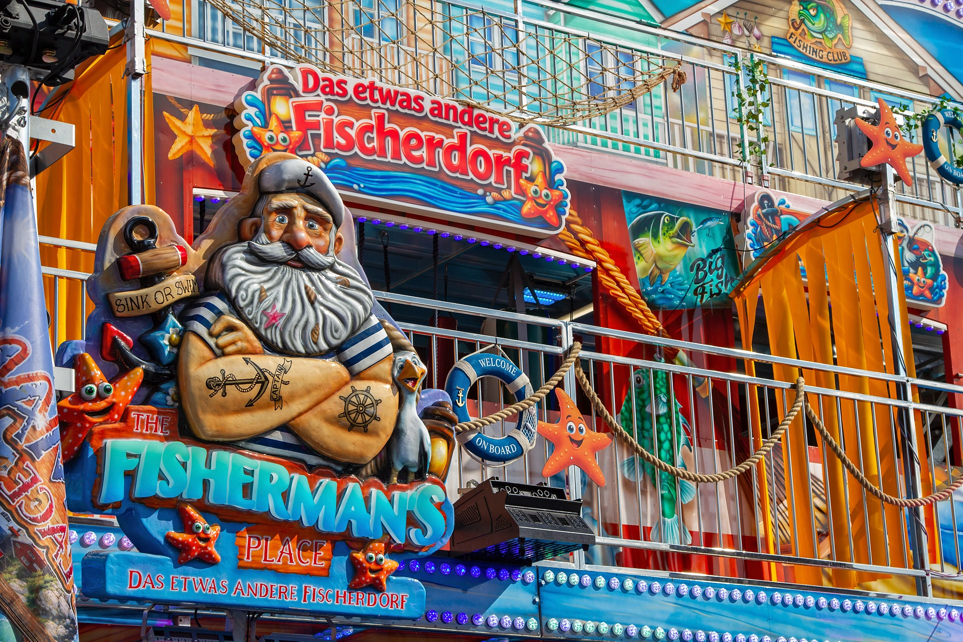 Bemalte Fassade des Etagenlaufgeschäfts The Fisherman's Place mit Kapitänsfigur, Seesternen und Fischernetzen, Oktoberfest München