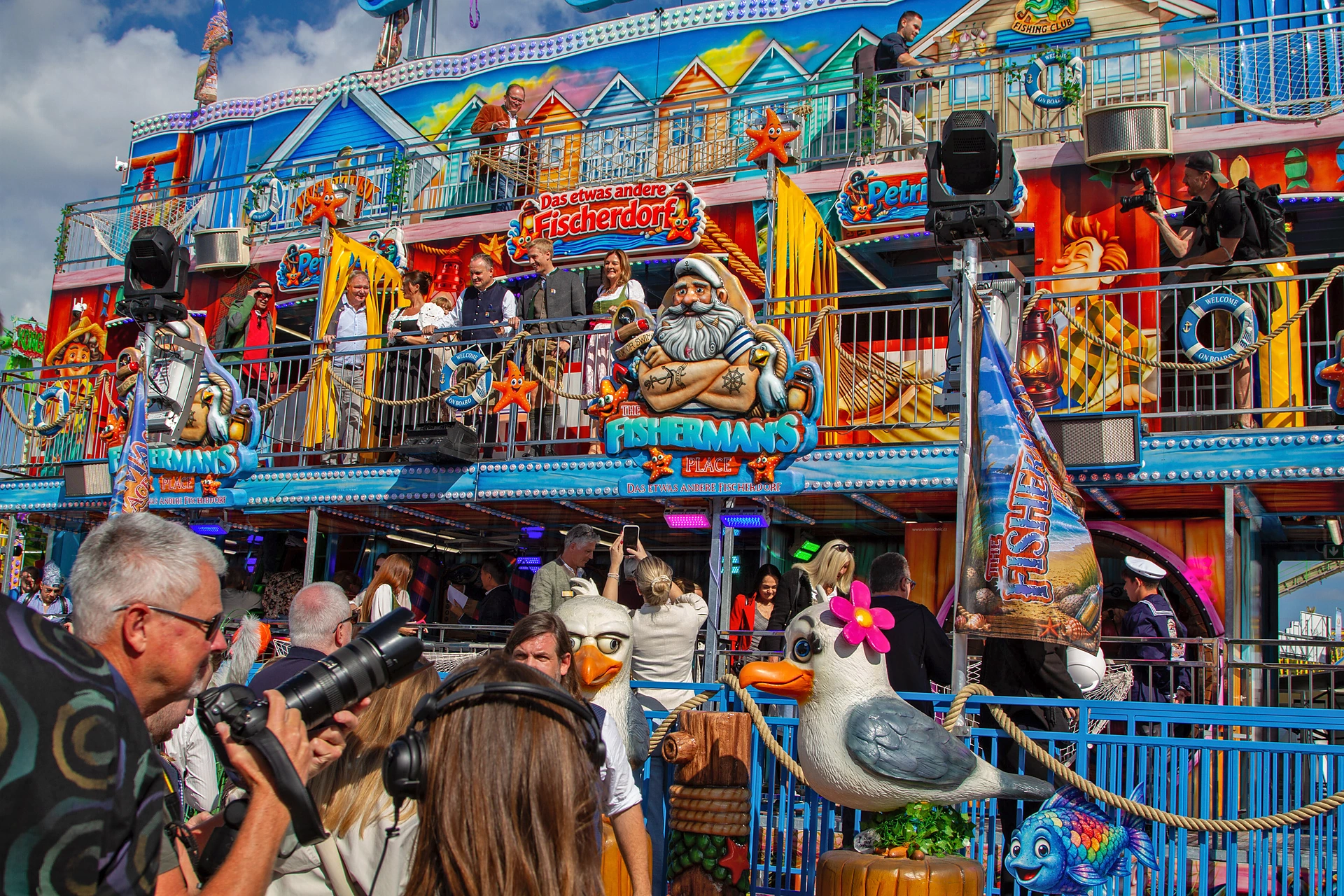 Fotografen und Kamerateams vor dem Etagenlaufgeschäft The Fisherman's Place, auf dem Balkon steht eine Gruppe für den Fototermin, Oktoberfest München