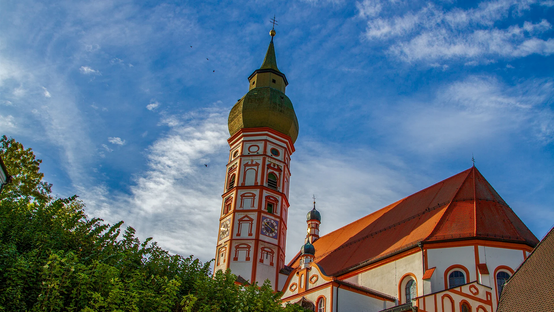 Kloster Andechs · Alt: Turm der Wallfahrtskirche von Kloster Andechs mit Zwiebelhaube · Beschriftung: Der Turm der Wallfahrtskirche von Kloster Andechs auf dem Heiligen Berg über dem Ostufer des Ammersees. © Birgit M. Widmann
