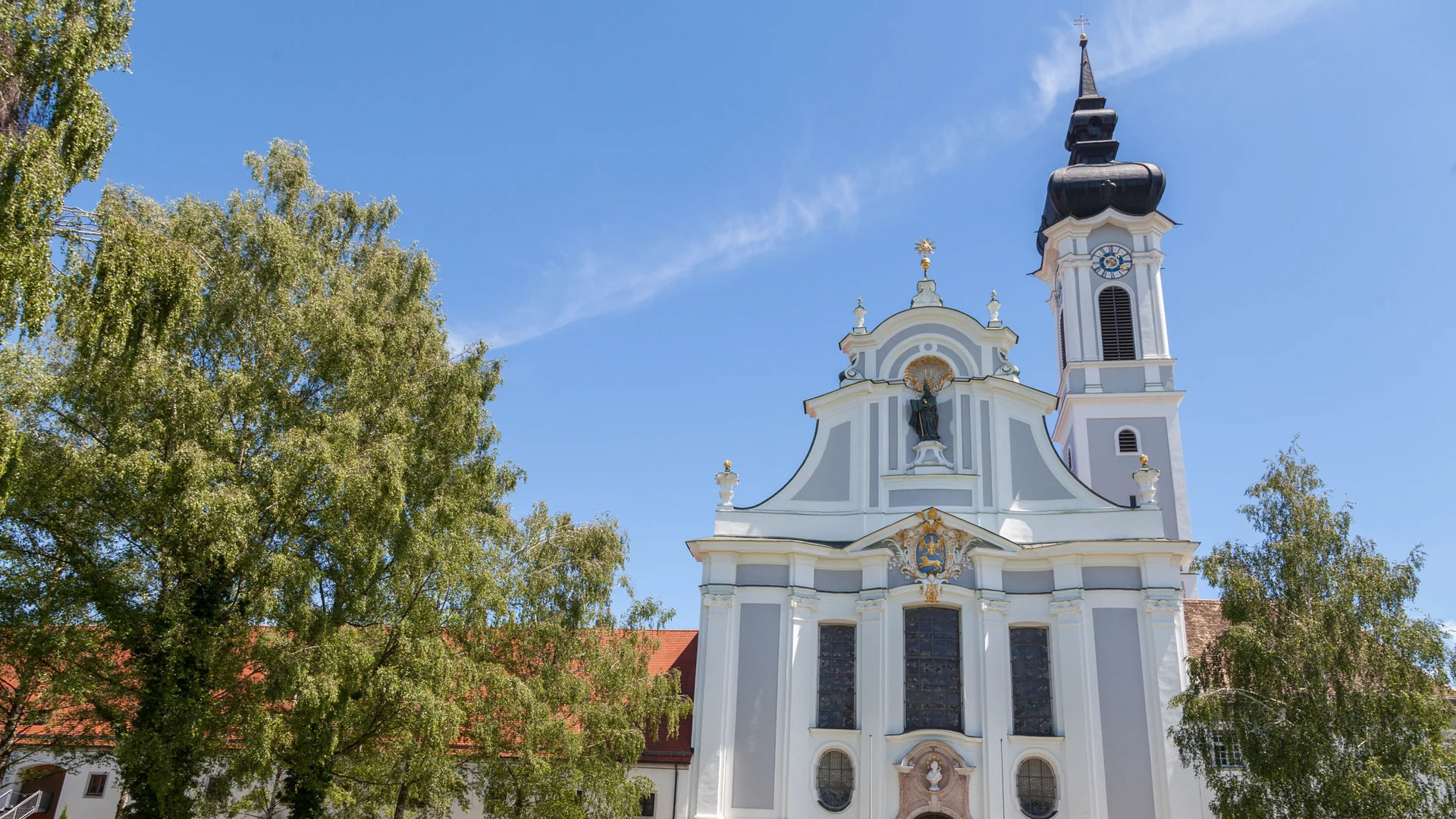 estfassade des Marienmünsters in Dießen am Ammersee mit Turm und Zwiebelhaube